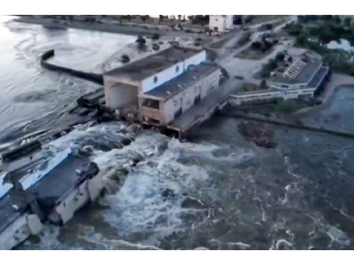 Ukraina kaltina Rusiją susprogdinus didelę užtvanką netoli Chersono, perspėja dėl potvynių